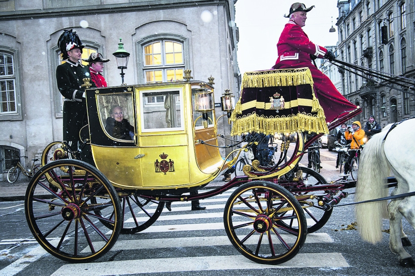 De Deense koningin Margrethe zit in haar Gouden Koets, op weg naar een nieuwjaarsbijeenkomst in Kopenhagen. De koets wordt ook wel ‘De koets van Cristiaan VIII’ genoemd. De coupé is met 24 karaat bladgoud bedekt en werd in 1840 door de Britse koetsbouwer Henry Fife gebouwd. (ap / Philip Davali)