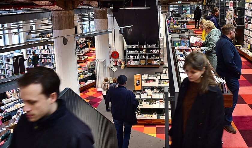 Het interieur van de verbouwde winkel, het trappenhuis en de ramen van Copier. (Marcel van den Bergh)