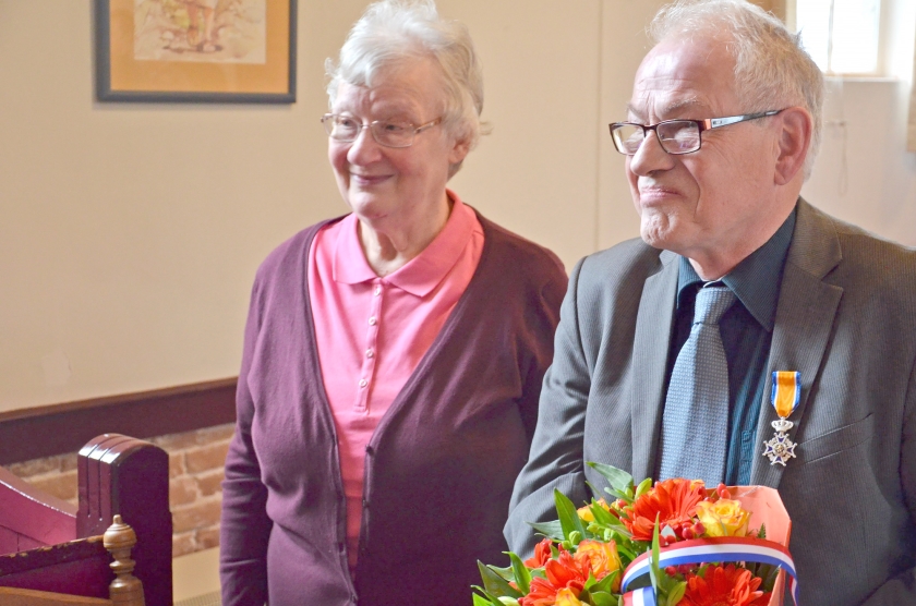 Johan Jansen samen met zijn vrouw tijdens de uitreiking van het lintje in de Nederlands Gereformeerde Kerk in Loosdrecht. (nd)