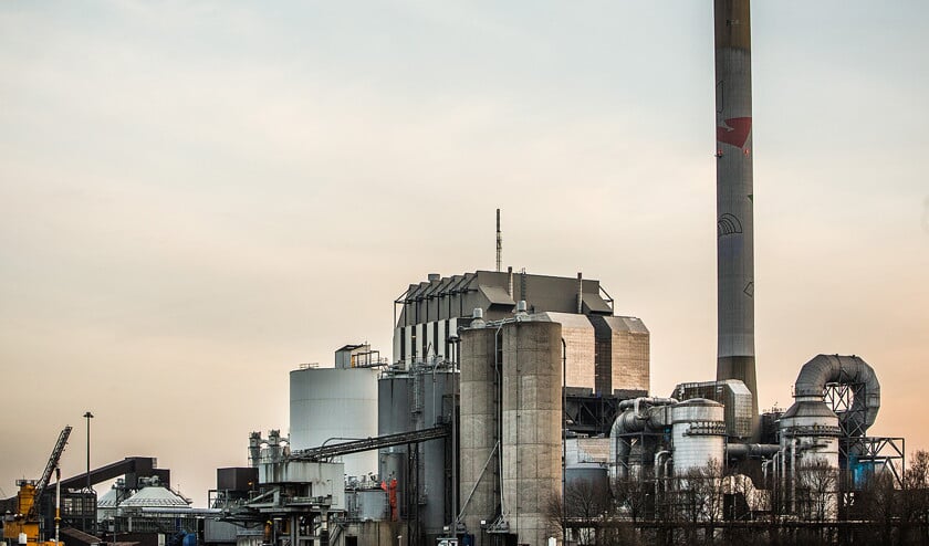 De kolencentrale in Nijmegen, de Gelderland 13, staat er sinds enkele dagen werkeloos bij. (Freek van den Bergh)