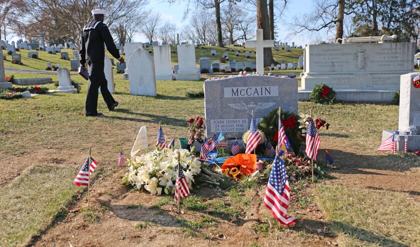 Het graf van John McCain op de begraafplaats van de Naval Academy in Annapolis. (Riekelt Pasterkamp)