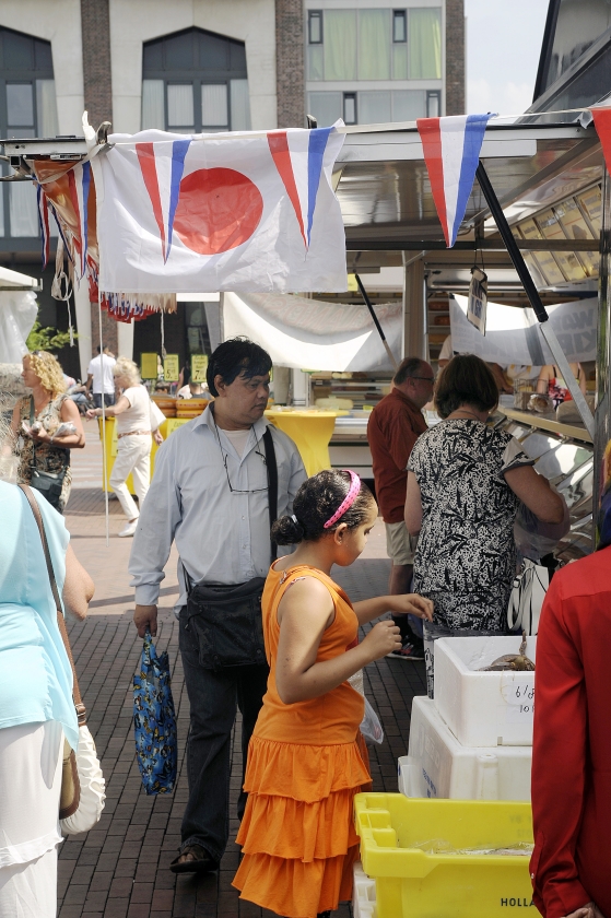 Een viskraam op het Amstelveense Stadsplein heeft elke vrijdag veel klandizie van Japanse expats (kennismigranten). (hollandse hoogte / Paul van Riel)