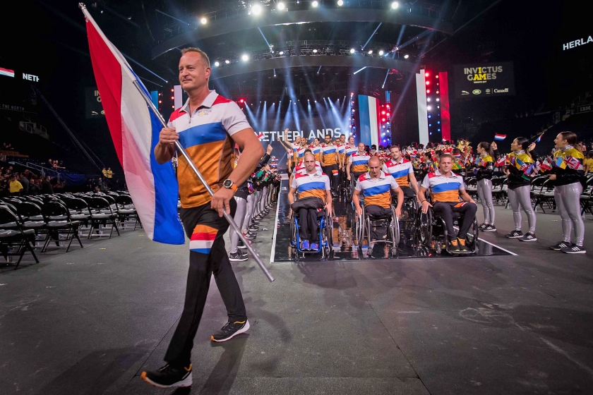 Teamcaptain Edwin de Wolf droeg bij de opening van de Invictus Games de nationale driekleur naar binnen namens het Nederlandse team. (mediacentrum defensie)