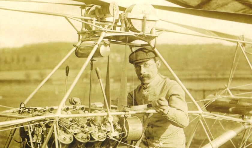 Fietsenmaker Paul Cornu op zijn vliegende fiets, het vervoermiddel dat later helikopter werd genoemd. (familie Cornu)