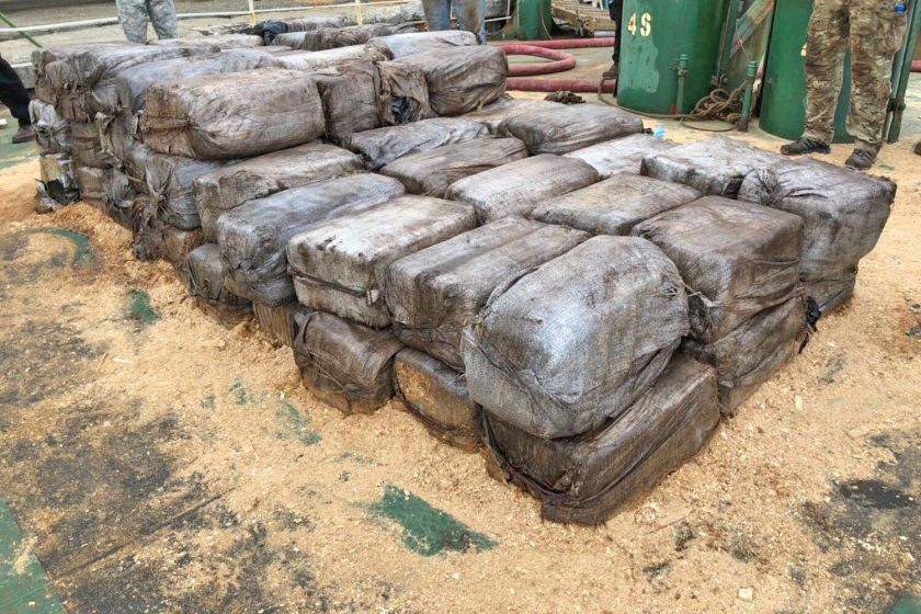 De balen cocaïne waren verstopt in een ruimte tussen de brandstoftanks van een koopvaardijschip onder Tanzaniaanse vlag. (koninklijke marine)