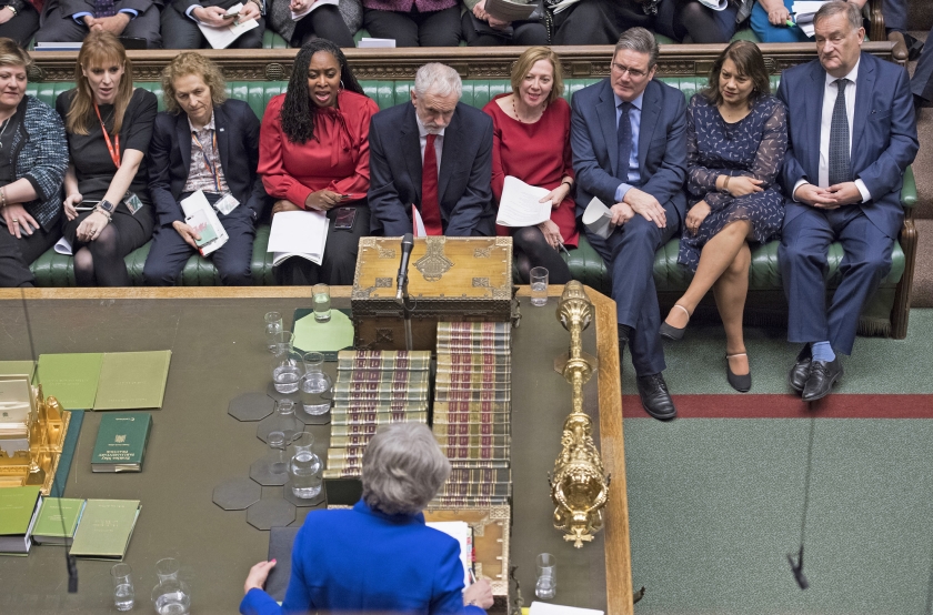 Theresa May en Jeremy Corbyn staan achter de versleten Despatch Boxes tegenover elkaar in het Britse parlement op woensdag 16 januari. De middentafel is maar een paar yards breed. (afp / Jessica Taylor)