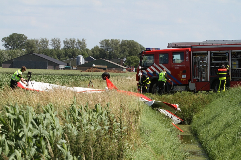 Bij een ongeval tussen twee sportvliegtuigjes zijn twee personen om het leven gekomen en raakte één persoon gewond. (anp / ginopress)