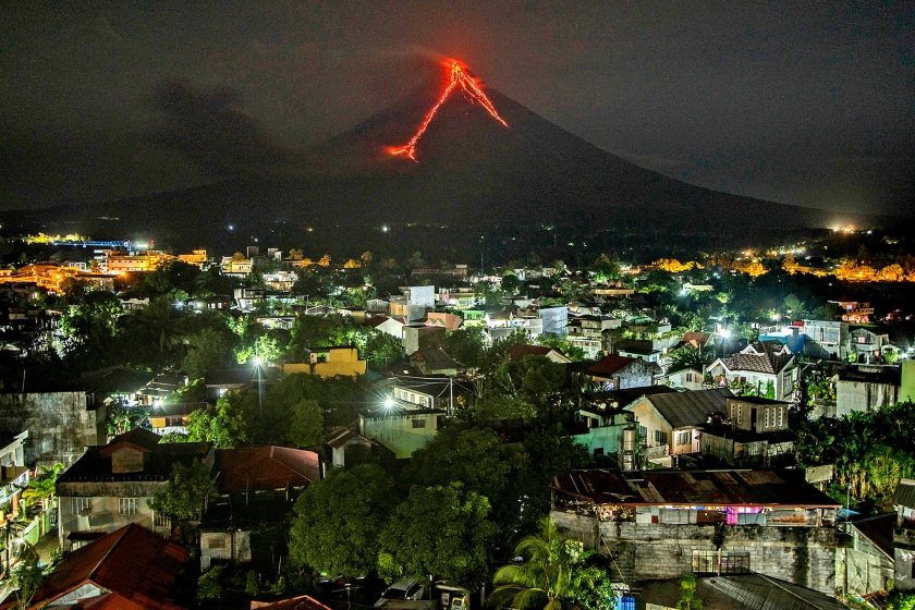 Nadat de vulkaan Mayon de afgelopen dagen opnieuw aswolken de lucht in spuwde en er lava uit de vulkaan stroomde, zijn meer dan negenduizend mensen uit de omgeving geëvacueerd. De vulkaan Mayon ligt in het zuiden van het Filipijnse eiland Luzon en is erg actief. De meest verwoestende uitbarsting van de vulkaan vond plaats in 1814. Hierbij kwamen 1200 mensen om het leven. (ap / Dan Amaranto)