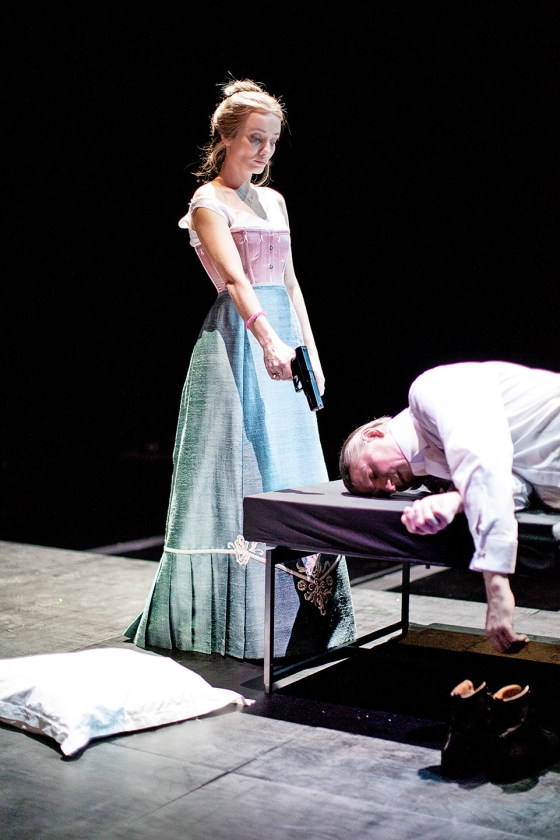 Toneel: Hedda Gabler (theater utrecht / Roel van Berckelaer)