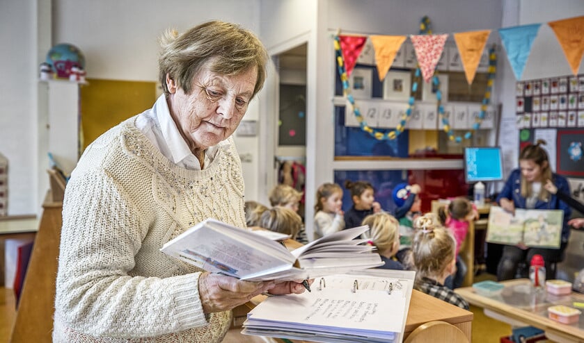 Eigenlijk is Dymph de Jonge met pensioen, maar vanwege het lerarentekort én de griepepidemie is de oud-kleuterjuf gevraagd in te vallen. (Raymond Rutting)