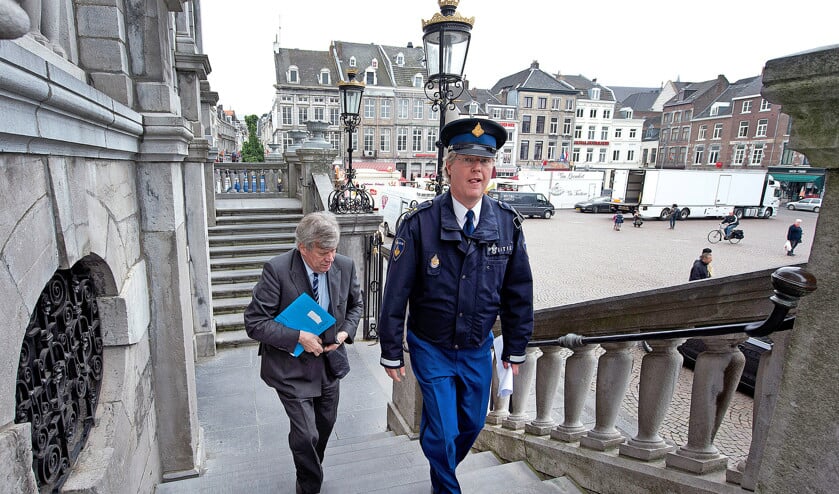 Grapperhaus’ voorganger Ivo Opstelten meldt zich in 2013 bij het stadhuis van Maastricht voor een gesprek over coffeeshops. (anp / Marcel van Hoorn)
