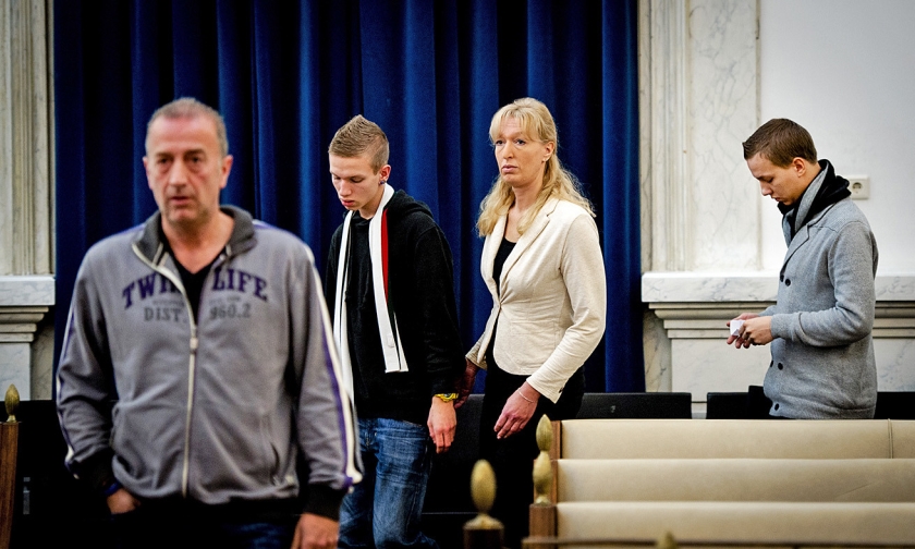 De familie Nieuwenhuizen verlaat de rechtszaal na de uitspraak in hoger beroep tegen voetbalclub Buitenboys uit Almere. (anp / Robin van Lonkhuijsen)