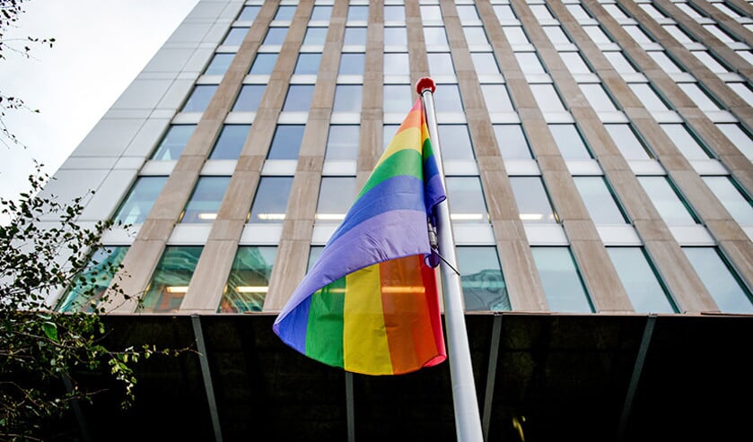 In Tholen mag de regenboogvlag wapperen, maar wel aan een speciale vlaggenmast. Dit compromis werd bereikt na een felle discussie. (anp / Robin van Lonkhuijsen)