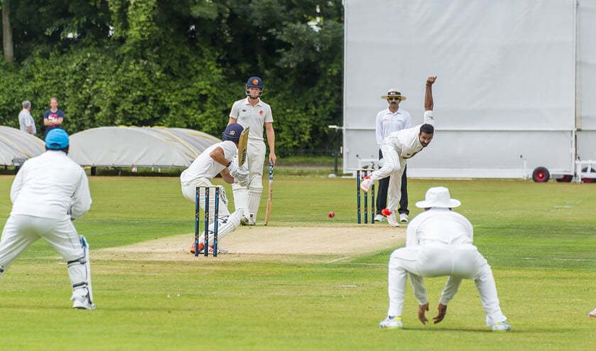 Wedstrijdbeeld van een cricket-interland tussen Nederland en Afghanistan. Toen nog met wit doek op de achtergrond. (anp / Lex van Lieshout)