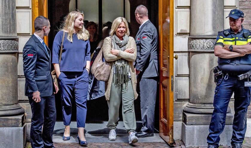 Demissionaire ministers Melanie Schultz van Haegen (Infrastructuur en Milieu) en Jeanine Hennis-Plasschaert (Defensie) vertrekken vanaf het Binnenhof na de wekelijkse ministerraad. (anp / Robin Utrecht)