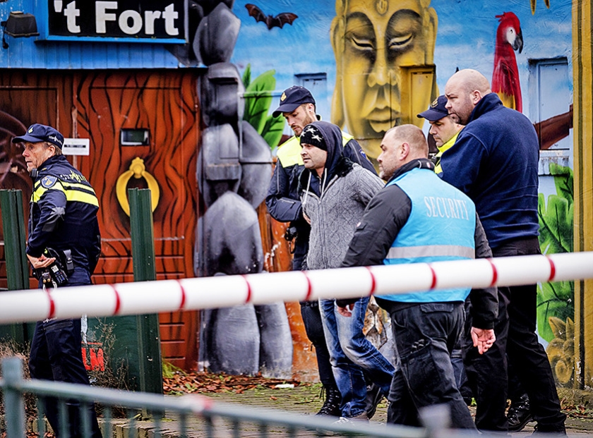 De politie verrichtte twee arrestaties op de laatste dag van de ontruiming van Fort Oranje bij Zundert. (anp / Robin van Lonkhuijsen)