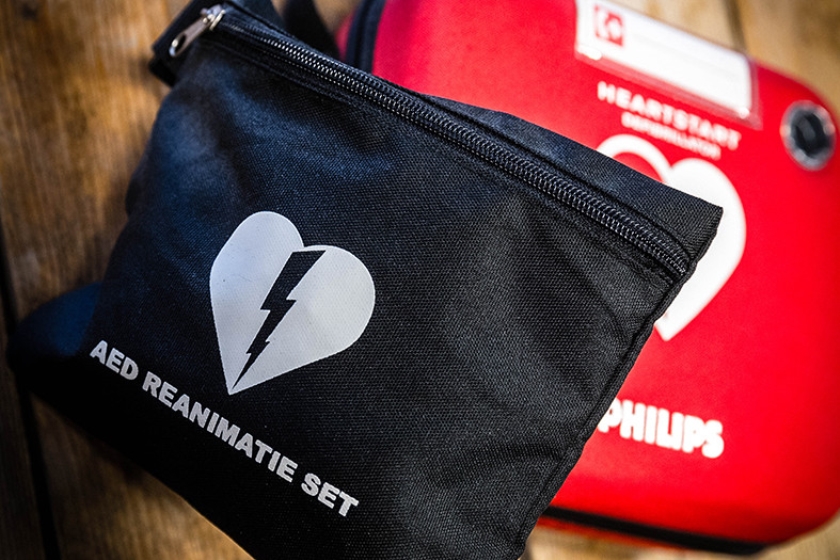 Een AED (automatische externe defibrillator) is een draagbaar toestel dat gebruikt wordt bij het reanimeren van een persoon. (anp / Rob Engelaar)