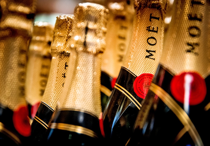 Op de A2 werd een Belg aangehouden die champagne dronk achter het stuur. In de auto werd ook xtc gevonden. (anp / Koen van Weel)