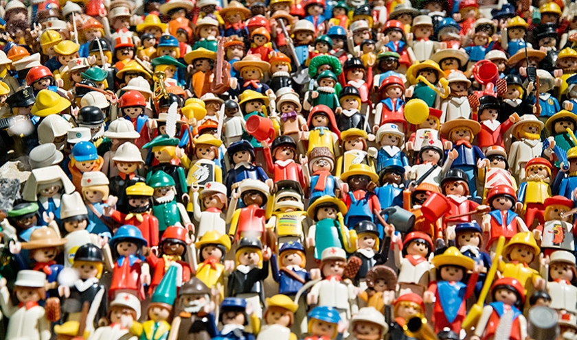 De twaalfjarige Jayden schenkt een deel van de Playmobil die hij kreeg aan Stichting Happy, die er een tentoonstelling van maakt. (afp / Daniel Karmann)