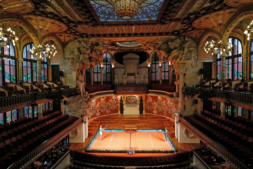 De Spaanse tennisser Rafael Nadal (links) meet zijn krachten met de Japanner Kei Nishikori tijdens een wedstrijd van het ATP-toernooi van Barcelona 2019, dat op maandag begon. Nadal en Nishikori spelen hun wedstrijd in het Palau de la Música Catalana, een concertgebouw in Barcelona. Dit gebouw uit 1908, waarvan de bouw startte in 1905, werd in 1997 door de UNESCO uitgeroepen tot werelderfgoed. Het toernooi duurt nog tot en met 28 april. (afp / Pau Barrena)