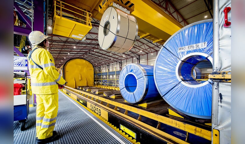De opslaghal voor rollen staal op de site van staalproducent Tata Steel in IJmuiden. (anp / Koen van Weel)