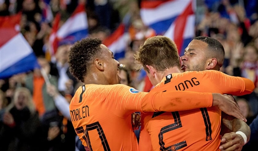 Memphis Depay vierde donderdagavond de 3-1 met Donyell Malen en Frenkie de Jong tijdens de EK-kwalificatiewedstrijd in Rotterdam tegen Noord-Ierland. (anp / Koen van Weel)