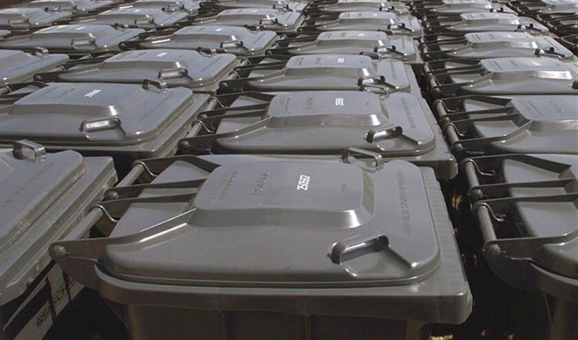De gemeente Barendrecht levert vanaf deze week twee afvalcontainers aan haar inwoners, maar veel Barendrechters zijn daar niet blij mee. (anp / Cor Mulder)