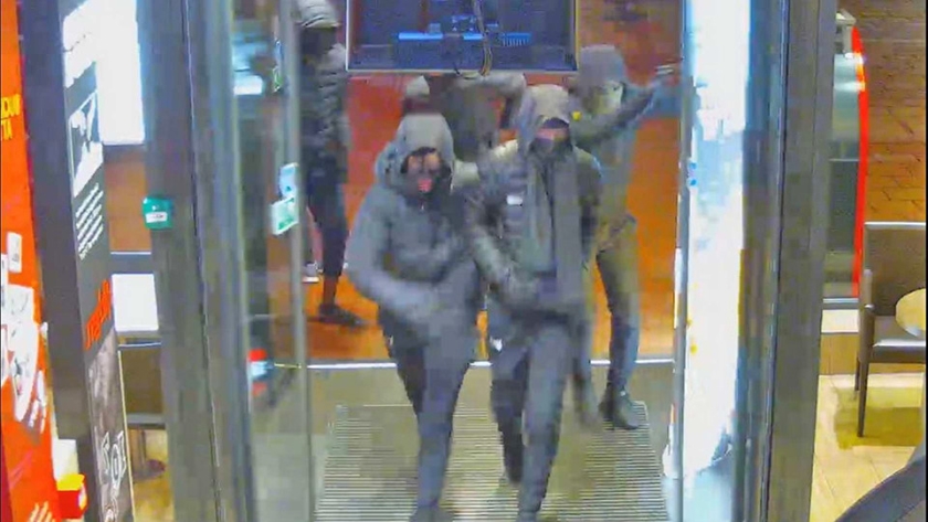 Camerabeeld van een van de overvallen op een filiaal van fastfoodketen Kentucky Fried Chicken aan de Torontoweg in Almere Buiten. (omroep flevoland)
