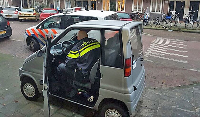 Een Amsterdams politieman stapt in een gestolen Canta om die snel terug te brengen naar de eigenaar. (politie amsterdam-overtoomse sluis)