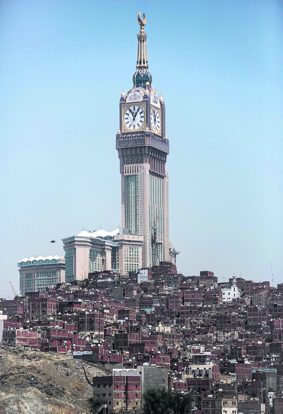 De hoogste klokkentoren met de grootste wijzerplaat ter wereld staat boven op de Abraj al-Bait-toren in Mekka (Saudi-Arabië). Het gevaarte van 601 meter hoog overschaduwt de krottenwijken in de stad. (ap / Mosa’ab Elshamy)
