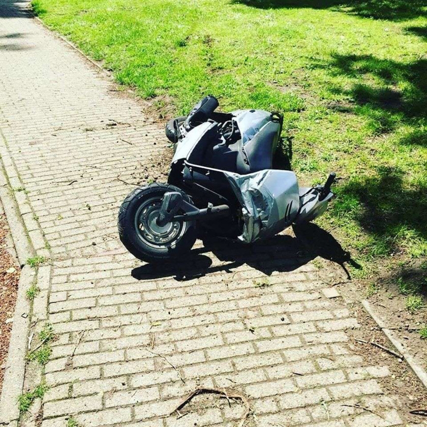 De in Valkenburg gestolen scooter, achtergelaten door de vluchtende dieven. (politie heuvelland)