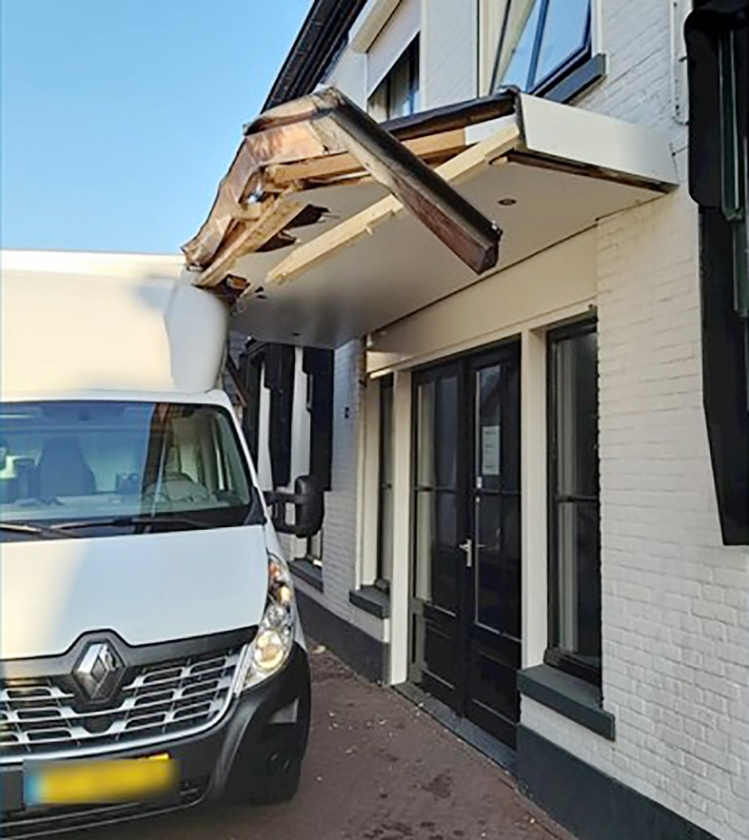 Richard ten Tije zag met lede ogen aan hoe zijn luifel weer kapot werd gereden. Volgens hem is dit misschien al de vijftiende keer. (rtv oost)