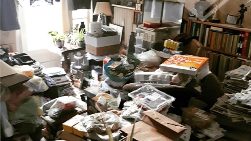 De politie in Den Haag trof een ware vuilnisbelt aan toen ze een huis binnenging. (twitter wa zeeheldenkwartier)