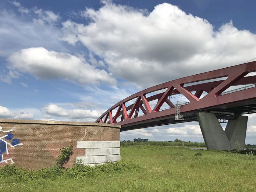De brugpijler waar de twee gietijzeren hefwielen van de oude IJsselbrug op stonden. De politie onderzoekt de mysterieuze verdwijning. (Wim Eikelboom)