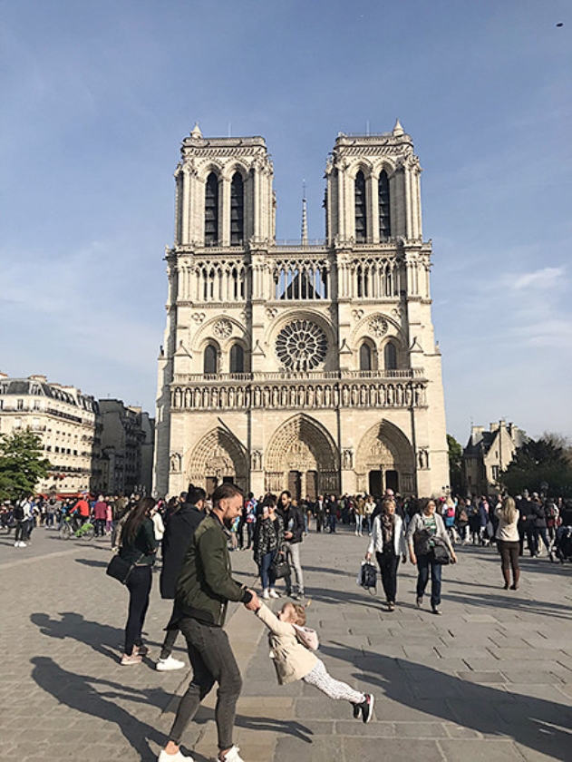 Viral: Waar is de vader op de foto van de Notre-Dame? (twitter)