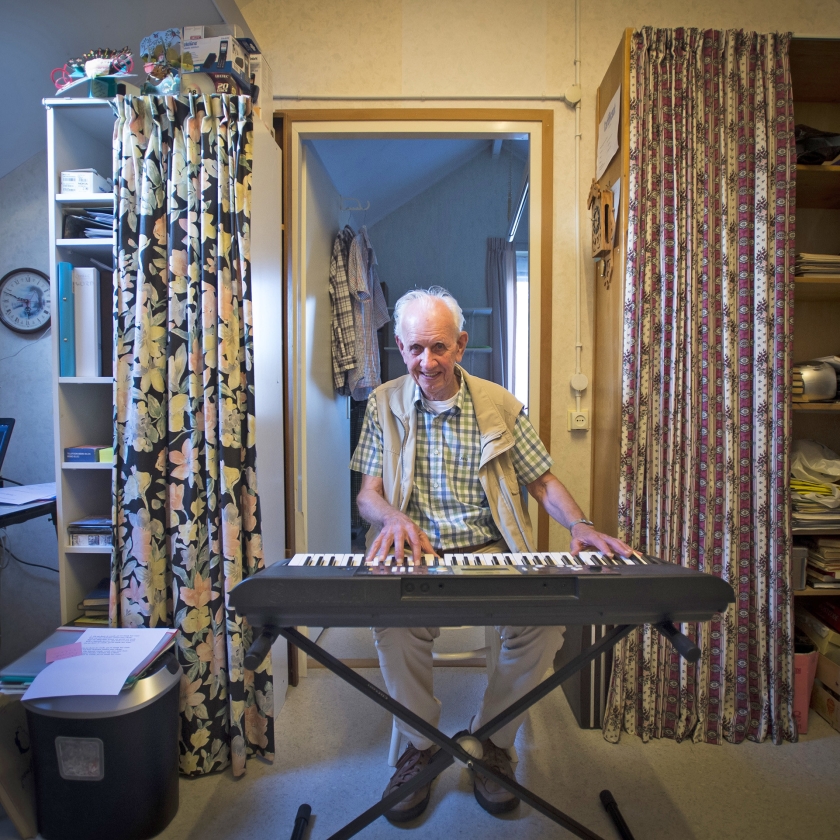 Chris Rahm (90): 'Ik speel één keer per week in het verzorgingshuis' (Carel Schutte)