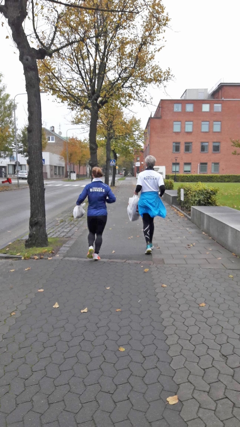 De naam plogging komt van plocka upp, Zweeds voor oprapen en jogging. Het is ‘een nieuwe fitnessgekte’. (swedenrunners)