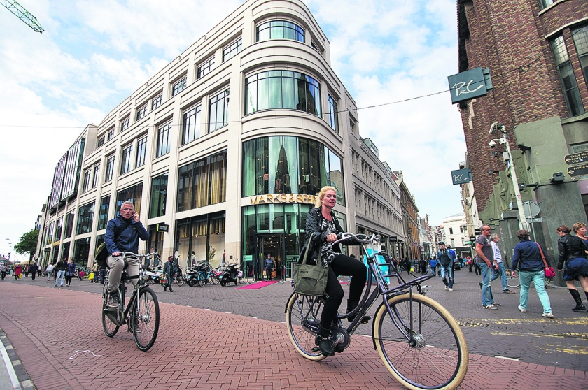 In de topstraten van de steden gaat de filialisering onverminderd door. Daar is zelfs sprake van internationalisering, door de komst van buitenlandse winkelketens, aldus Locatus. (anp / Jerry Lampen)