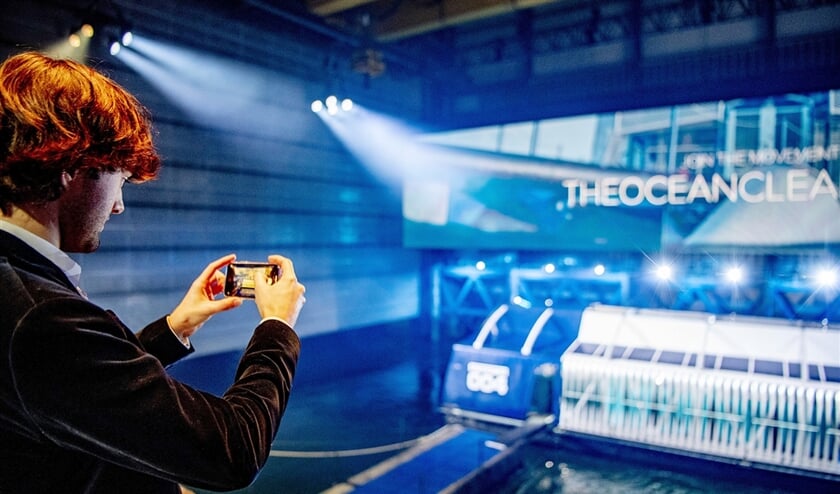 Boyan Slat van The Ocean Cleanup tijdens de presentatie van de interceptor, die plastic gaat vangen op rivieren.