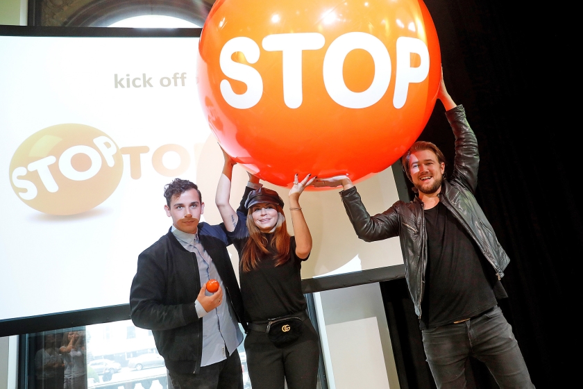 Zanger Nielson, zakenvrouw Olcay Gulsen en radio-dj Koen Hansen tijdens het startsein voor Stoptober. Met deze actie wordt aangespoord om 28 dagen niet te roken in oktober. (anp / Bas Czerwinski)