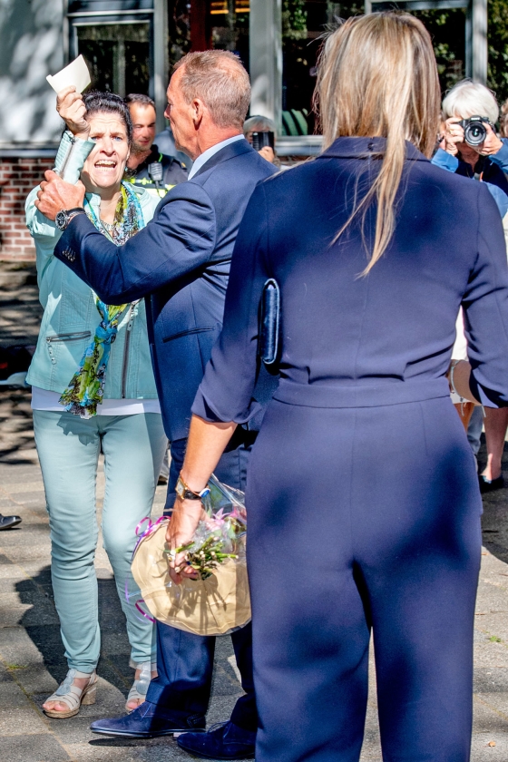 Een vrouw wil koningin Máxima een brief overhandigen, waarin ze aandacht vraagt voor de schoolproblemen van haar zoon, tijdens een bezoek van de koningin aan de YETS Foundation. (anp / Robin Utrecht)