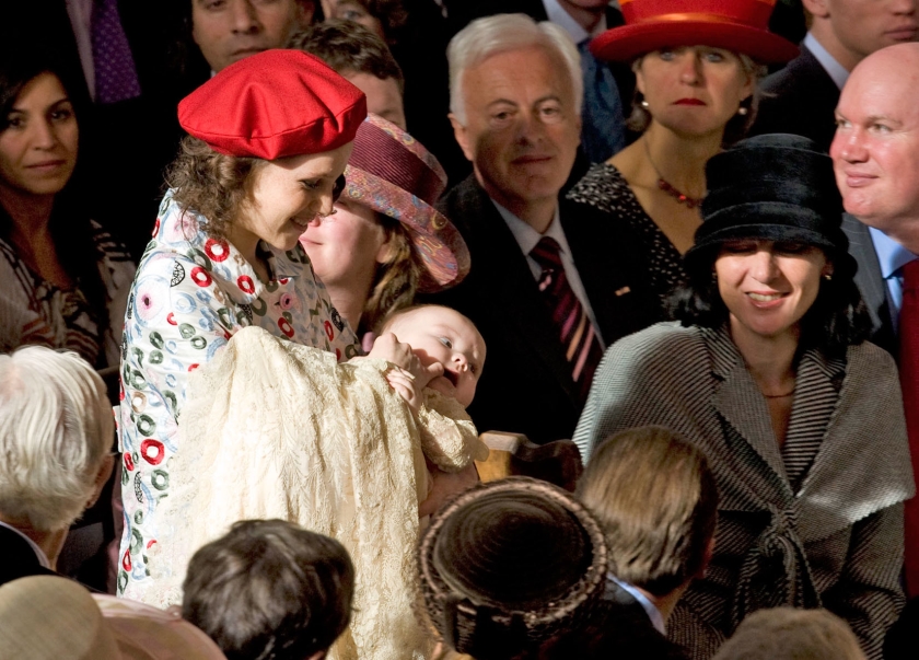 Inés Zorreguieta draagt in 2007 prinses Ariane de Haagse Kloosterkerk binnen voor de doopceremonie. De jongste zus van prinses Máxima overleed vorige week donderdag op 33-jarige leeftijd. (anp / Phil Nijhuis)