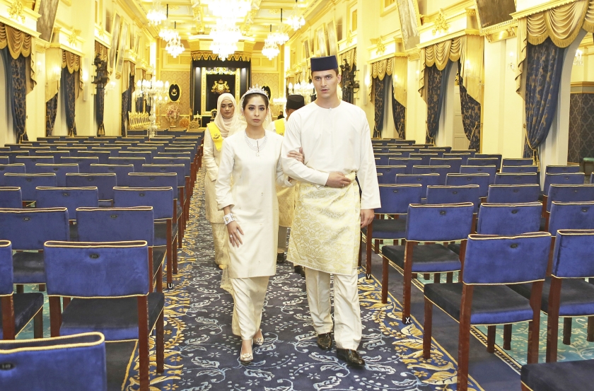 Vorige week trouwde de Nederlandse Dennis Verbaas uit Lisse met zijn prinses Tunku Tun Aminah. Hij ontmoette haar bij een voetbalclub. (ap / Albert Nieboer)