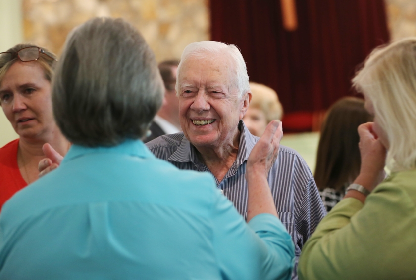 Oud-president Jimmy Carter tijdens een kerkdienst afgelopen augustus in zijn woonplaats Plains, een week nadat hij bekend maakte dat hij melanoom had. Nu is hij naar eigen zeggen vrij van kanker. (ap / Ben Gray)
