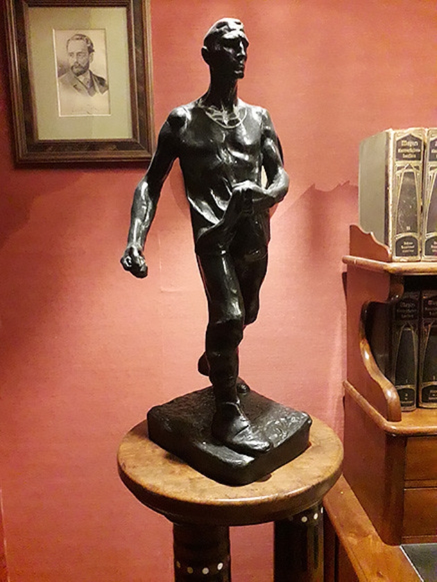 Bronzen beeldje ‘de Zaaier’ van Meunier dat Nieuwenhuis ooit cadeau kreeg. (nd)