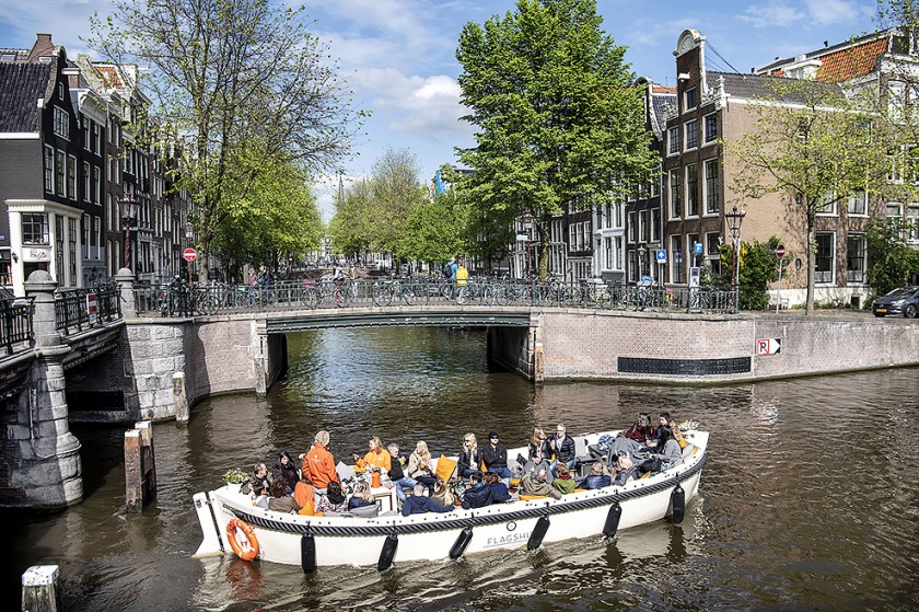 Lol op de boot leidt soms tot overlast. Vanaf 23 mei mogen er daarom niet meer dan twaalf personen aan boord. (Guus Dubbelman)