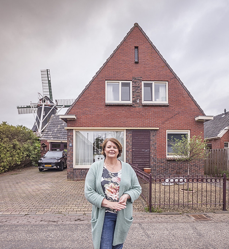 Saskia van der Wal voor haar huis in Overschild. (Harry Cock)