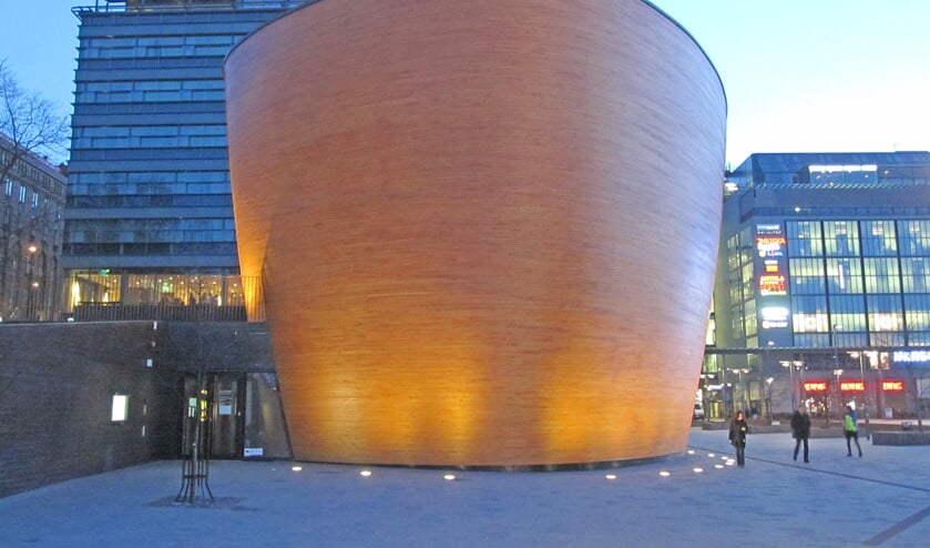 De kapel van Kamppi in het stadscentrum van Helsinki heeft iets weg van een soort grote oranje vaas en fungeert als een oase van stilte. (Arnoud van der Wal)