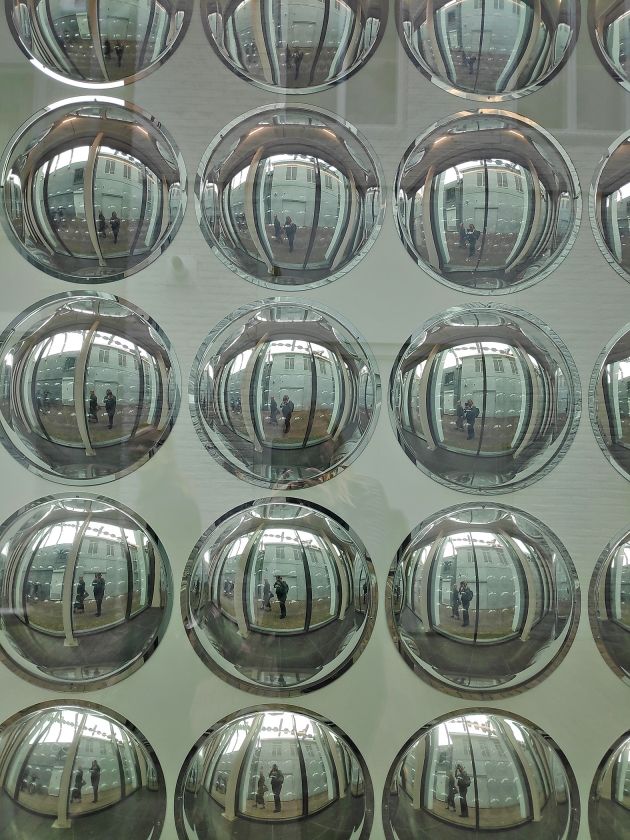 Reflecterende spiegelbollen zorgen voor veel licht. (nd)