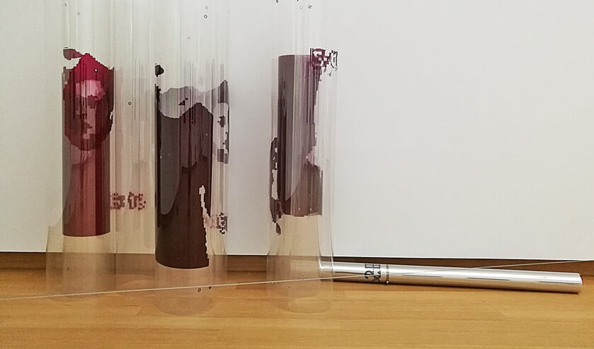 Seth Price, Hostage video still with time stamp, 2005, zeefdruk op polyesterfolie, gezien in Stedelijk Museum Amsterdam (nd)